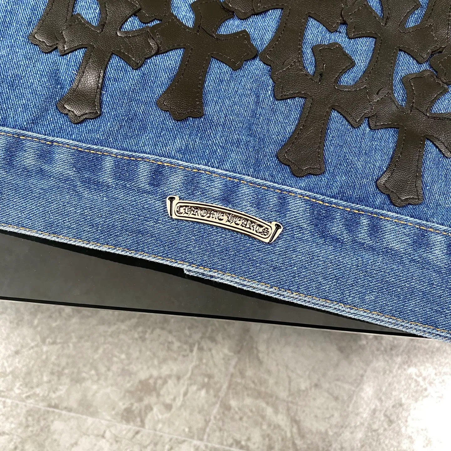 🅿️360 Chrome Hearts Chrome Hearts logo heavily embroidered leather classic couple style washed denim jacket. Super popular style is here. The best item for this weather is cool oversize style. The classic cross white logo is all over the whole dress, and the cross leather label on the back is the finishing touch. It is full of personality without being exaggerated. It is a perfect versatile style for spring and summer! It is made of 100% denim cotton fabric with heavy thread count and washed with water to ensure a stiff and tough shape while being comfortable and breathable against the skin. The high-density embroidery of Sanskrit letters is ultra-exquisite. The original molded custom buttons, large cross leather label, and Krossin silver details are all luxurious! Casual and loose fit, lazy and casual, the same style for men and women. It is very trendy to match it with sweatpants and wide-leg pants casually. The focus is on versatility. It can be used as a jacket in spring and autumn. It is amazing. Size: M–XL Color: Blue